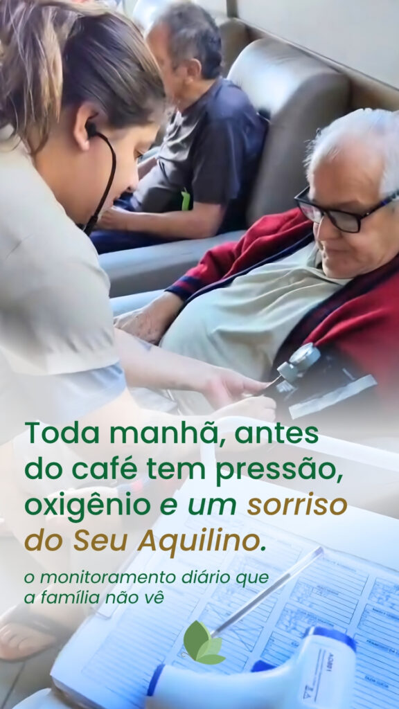 Enfermeira aferindo pressão arterial em residente do Residencial Nona Albina em Campo Magro Curitiba
